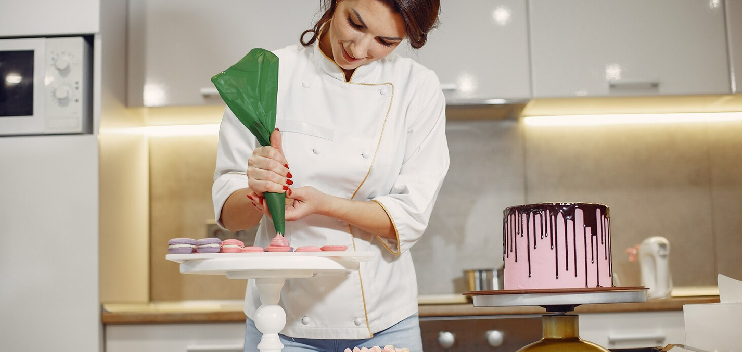 Professional Wedding Cake Making Classes in Delhi
